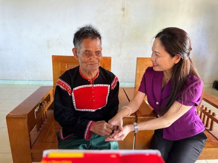 Phó Trưởng đoàn chuyên trách Đoàn ĐBQH tỉnh Siu Hương thăm, tặng quà gia đình ông Rơ Lan Xir (làng Dơ Nông Ó, xã Al Bá). Ảnh: Hà Duy