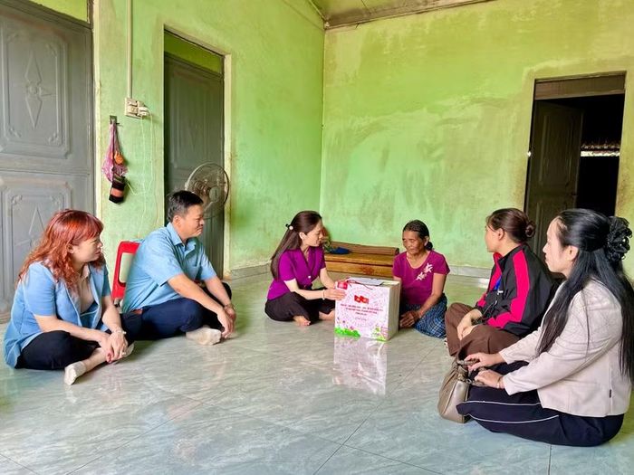 Phó Trưởng đoàn chuyên trách Đoàn ĐBQH tỉnh Siu Hương thăm, tặng quà gia đình bà Pher (làng Thoong Nha, xã Bờ Ngoong). Ảnh: Hà Duy