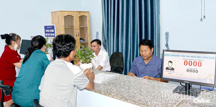 Người dân làm thủ tục hành chính tại Trung tâm Phục vụ hành chính công xã Tây Khánh Vĩnh.