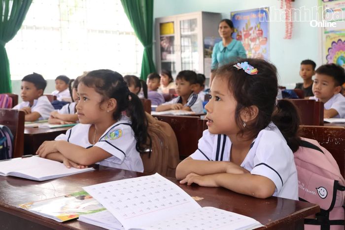 Các em Trường Tiểu học Vĩnh Thuận trong giờ học.