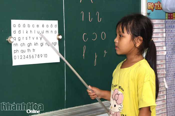 Luyện đọc các chữ cái.