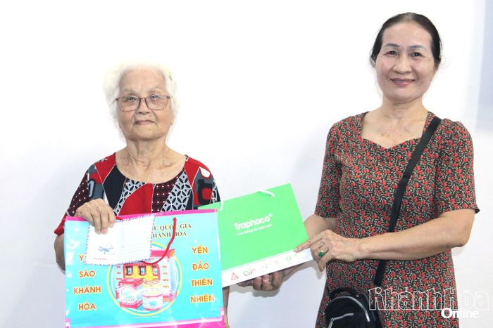 Chi hội Người cao tuổi Tổ dân phố Phước Tín tặng quà cho hội viên có hoàn cảnh khó khăn.