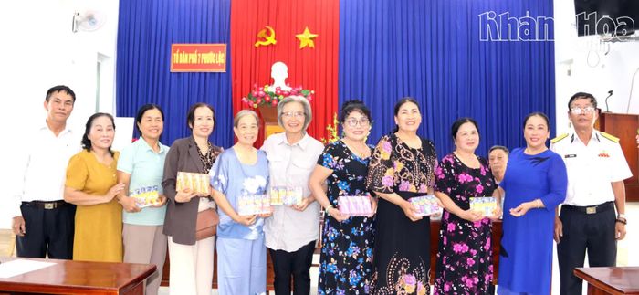 Câu lạc bộ Liên thế hệ tự giúp nhau Tổ dân phố 7 Phước Lộc tổ chức sinh nhật cho các thành viên.