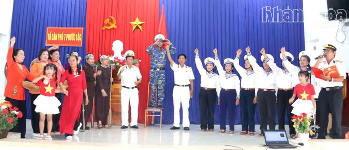 Câu lạc bộ UNESCO Thơ ca phường Nam Nha Trang biểu diễn tiết mục thơ do thành viên sáng tác.