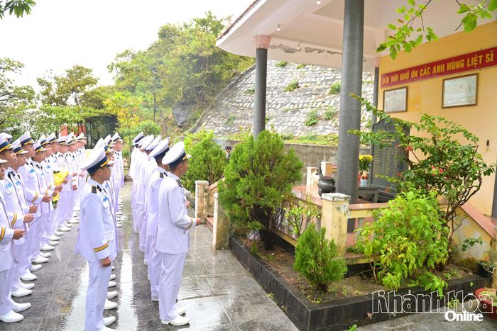 Học viên Học viện Hải quân dâng hương tại Di tích địa điểm lưu niệm tàu C235. Ảnh: VĨNH THÀNH