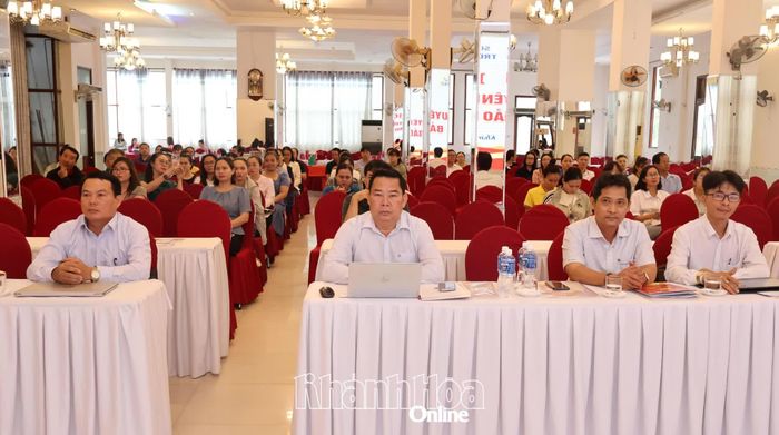 Các đại biểu tham dự hội nghị.