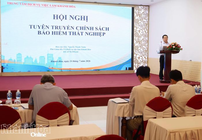 Lãnh đạo Trung tâm Dịch vụ việc làm Khánh Hòa tuyên truyền, phổ biến chính sách bảo hiểm thất nghiệp.