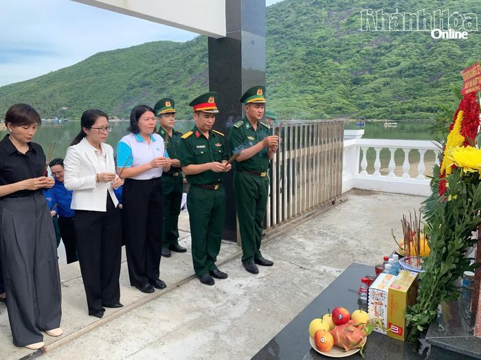Các đại biểu dâng hương tại Nghĩa trang Liệt sĩ Bích Đầm.
