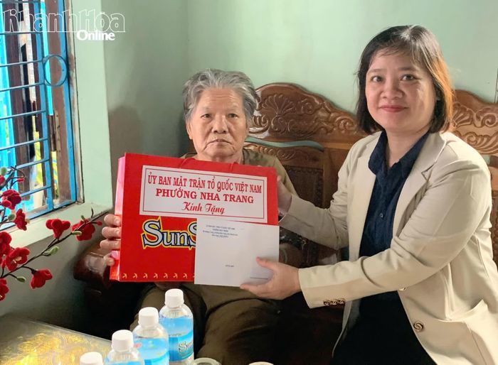 Chủ tịch Ủy ban MTTQ Việt Nam phường Nguyễn Thị Phương Duyên tặng quà tri ân bà Nguyễn Thị Rạng.