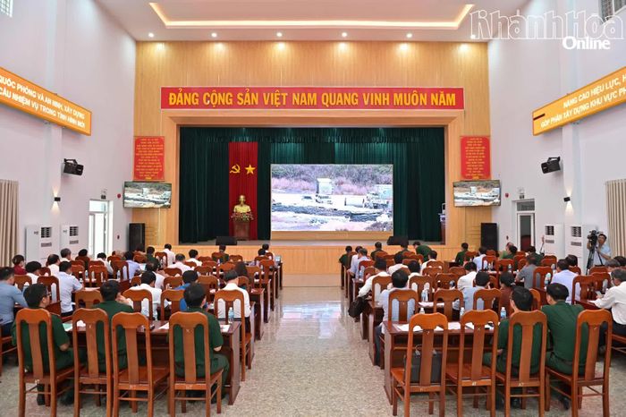 Các đại biểu xem phóng sự báo cáo tổng kết việc thực hiện các luật.