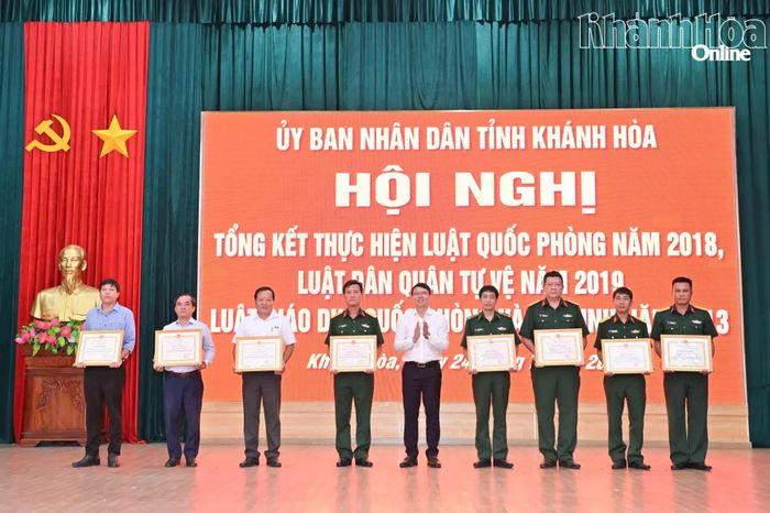 Đồng chí Nguyễn Thanh Hà trao bằng khen cho các tập thể.
