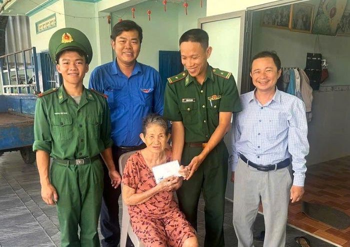 Đoàn công tác thăm, tặng quà cho gia đình bà Trần Thị Hiền (thôn Vĩnh Trường).