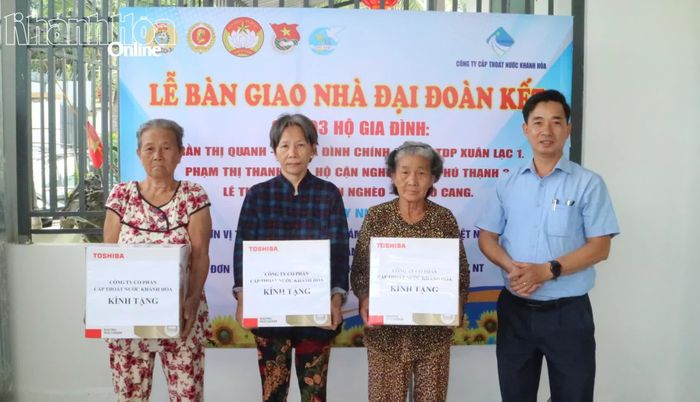 Ông Nguyễn Văn Quân - Phó Tổng Giám đốc Công ty Cổ phần Cấp thoát nước Khánh Hòa trao quà cho 3 hộ gia đình.