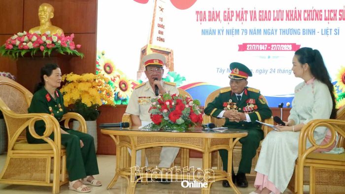 Các nhân chứng kể chuyện lịch sử tại buổi tọa đàm.