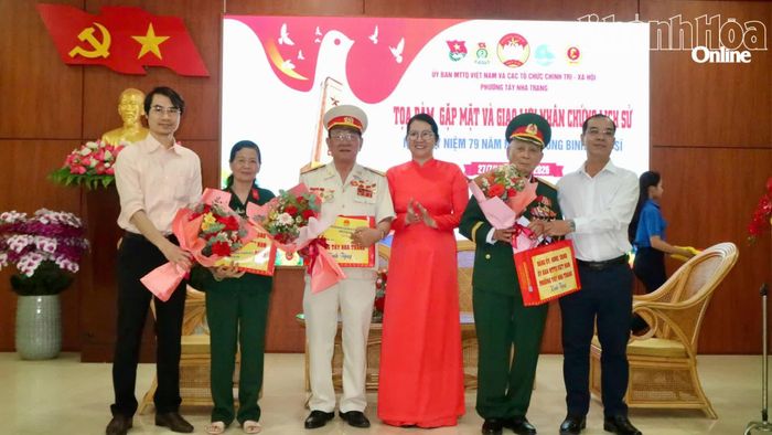 Lãnh đạo phường Tây Nha Trang tặng quà cảm ơn các nhân chứng lịch sử tham gia buổi tọa đàm.