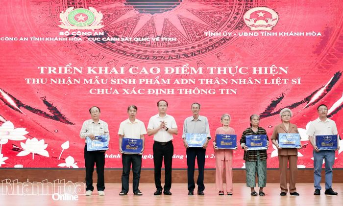 Đồng chí Nguyễn Khắc Hà trao quà cho thân nhân liệt sĩ.