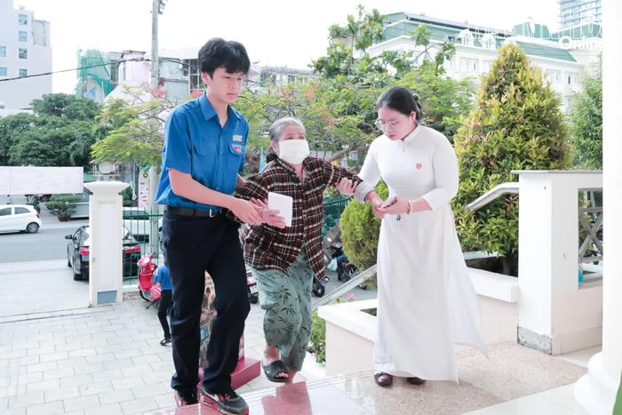 Đoàn viên, thanh niên phường Nha Trang hỗ trợ thân nhân liệt sĩ chưa xác định thông tin đến lấy mẫu ADN.
