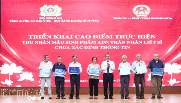 Đồng chí Trần Hòa Nam trao quà cho thân nhân liệt sĩ tại buổi lễ.