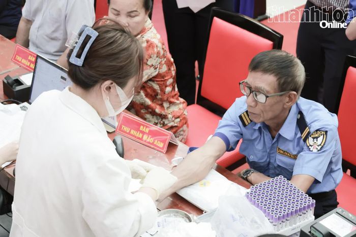 Nhân viên Công ty Cổ phần Sinh học phân tử Geneviet thực hiện lấy mẫu ADN cho các thân nhân liệt sĩ.