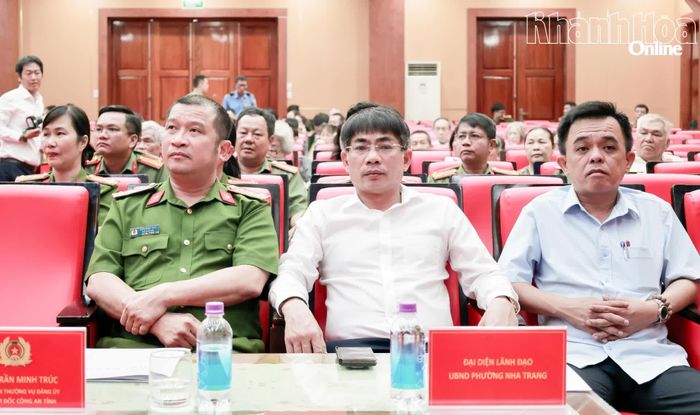 Lãnh đạo Công an tỉnh, lãnh đạo phường Nha Trang tham dự buổi lễ.