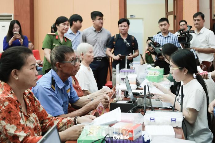 Rất đông thân nhân liệt sĩ chờ lấy mẫu ADN.