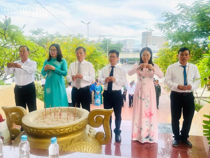 Lãnh đạo phường Ninh Chử viếng Đài tưởng niệm liệt sĩ Văn Hải.