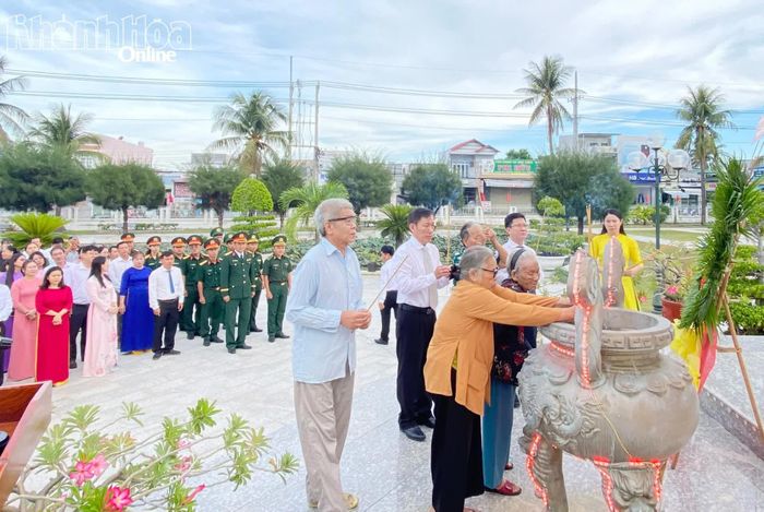 Lãnh đạo phường Ninh Chử và đại diện các gia đình có công với cách mạng viếng Đài tưởng niệm liệt sĩ Ninh Hải.
