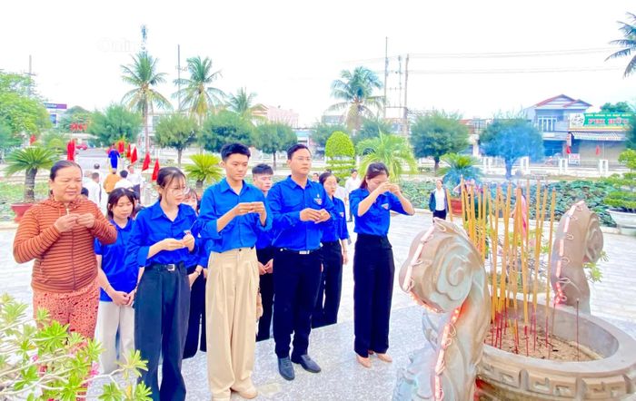 Đoàn viên, thanh niên phường Ninh Chử và đại diện gia đình có công với cách mạng viếng Đài tưởng niệm liệt sĩ Ninh Hải.