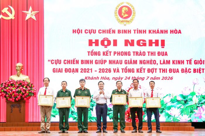 Đồng chí Lâm Đông trao bằng khen của UBND tỉnh cho các tập thể có thành tích xuất sắc.