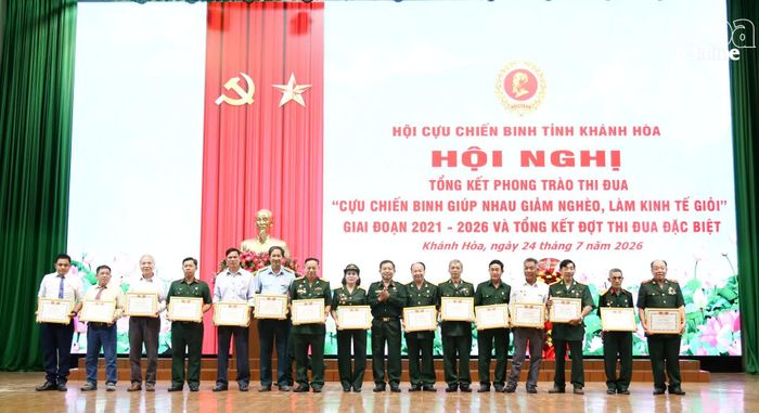 Các cá nhân có thành tích xuất sắc được Hội Cựu chiến binh tỉnh khen thưởng.