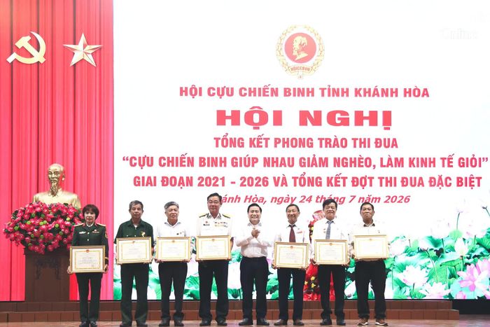Đồng chí Lâm Đông trao bằng khen của UBND tỉnh cho các cá nhân có thành tích xuất sắc.