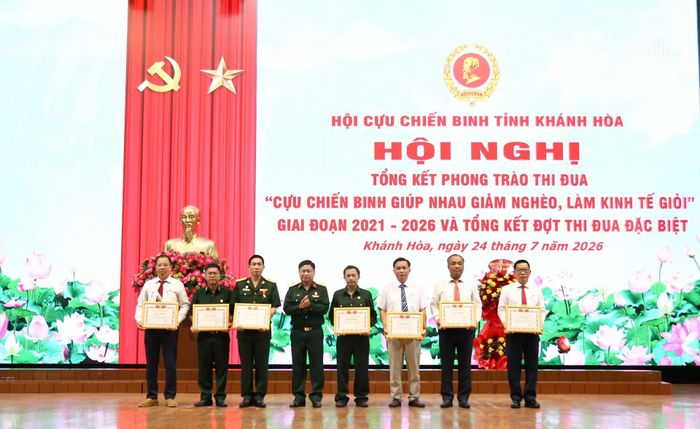 Lãnh đạo Hội Cựu chiến binh tỉnh khen thưởng các tập thể có thành tích xuất sắc.