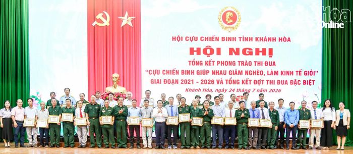 Các hội viên cựu chiến binh sản xuất, kinh doanh giỏi năm 2025 chụp hình lưu niệm với lãnh đạo tỉnh và các đại biểu dự hội nghị.
