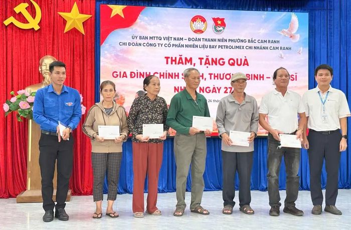 Các đơn vị trao quà cho các gia đình chính sách, cựu thanh niên xung phong.