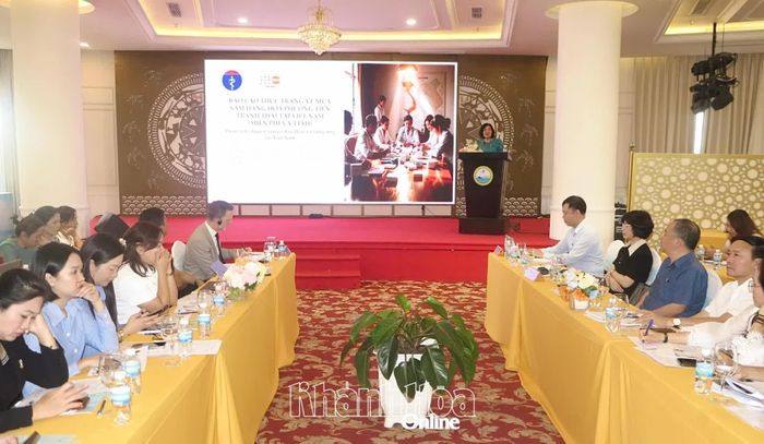 Các đại biểu lắng nghe báo cáo phân tích thực trạng công tác mua sắm hàng hóa phương tiện tránh thai tại Việt Nam.