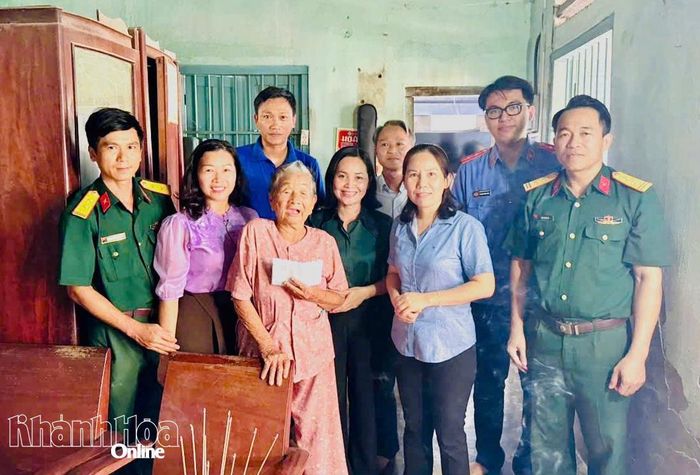 Các thành viên trong đoàn tặng quà gia đình bà Trương Thị Hai (Tổ dân phố 11).