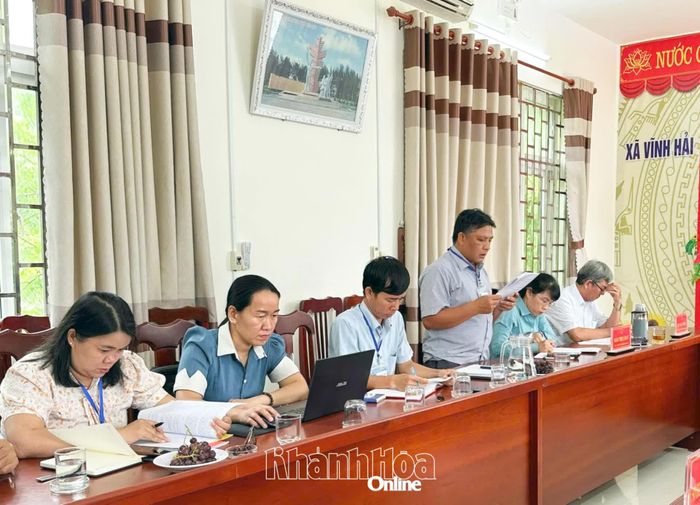 Đại diện UBND xã Vĩnh Hải báo cáo, giải trình các nội dung đoàn giám sát quan tâm.