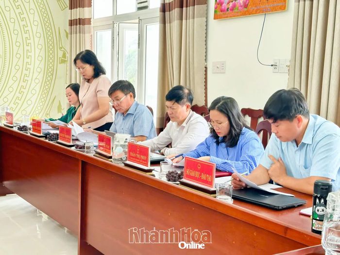 Thành viên đoàn giám sát trao đổi, làm rõ các nội dung liên quan đến công tác đào tạo nghề, giải quyết việc làm tại xã Vĩnh Hải.