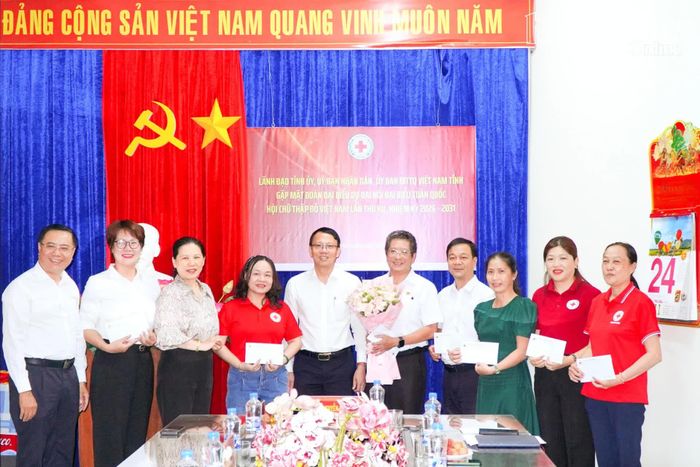 Đồng chí Nguyễn Thanh Hà tặng hoa và quà cho các thành viên Đoàn đại biểu tỉnh Khánh Hòa tham dự Đại hội đại biểu toàn quốc Hội Chữ thập đỏ Việt Nam lần thứ XII.