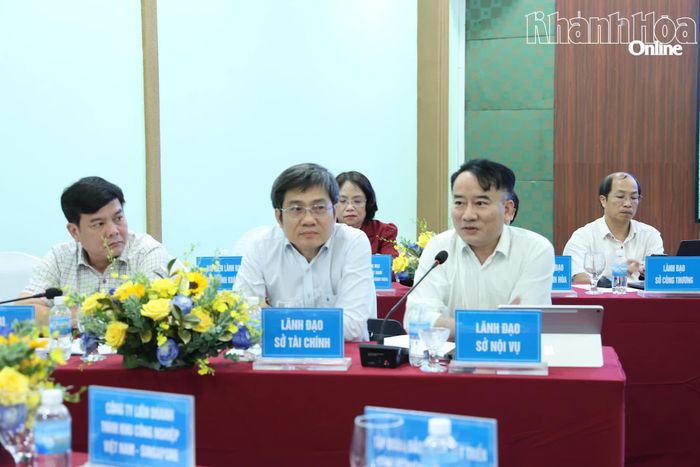Lãnh đạo các sở, ngành của tỉnh trao đổi, giải đáp các vướng mắc của doanh nghiệp.