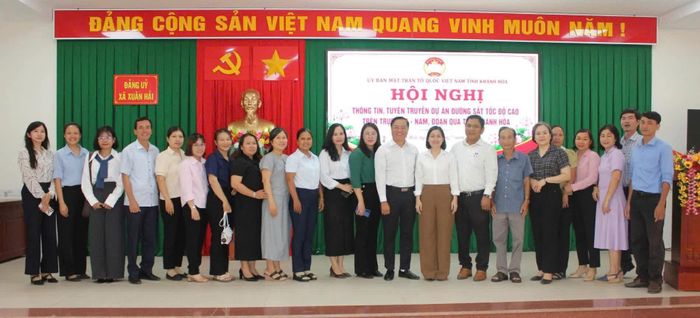 Các đại biểu chụp hình lưu niệm tại hội nghị.
