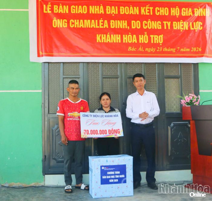 Đại diện Công ty Điện lực Khánh Hòa trao kinh phí hỗ trợ và tặng quà cho gia đình ông Chamaleá Đinh tại lễ bàn giao nhà Đại đoàn kết.