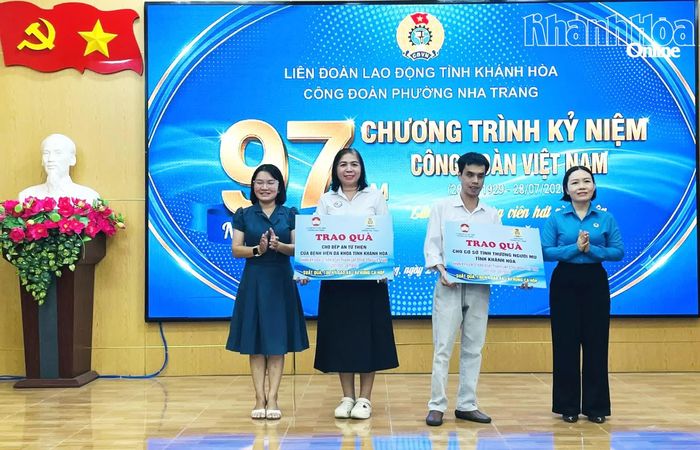 Công đoàn phường Nha Trang trao bảng tượng trưng hỗ trợ gạo và cá hộp cho 2 cơ sở thiện nguyện.