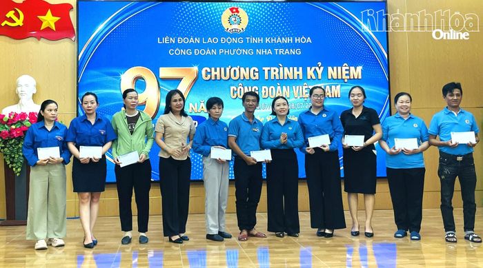 Lãnh đạo Công đoàn phường Nha Trang trao quà tri ân đoàn viên, người lao động.