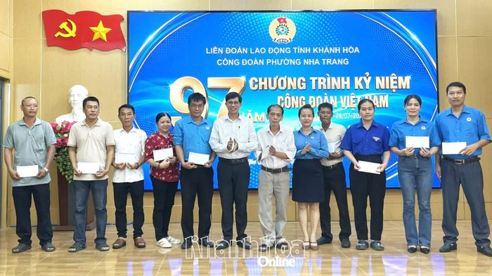 Lãnh đạo Liên đoàn Lao động tỉnh, UBND phường Nha Trang trao quà tri ân đoàn viên, người lao động.