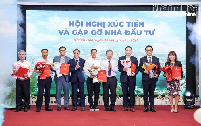 Đồng chí Trần Hòa Nam và lãnh đạo Ban Quản lý Khu kinh tế và Khu công nghiệp tỉnh trao giấy chứng nhận cho các nhà đầu tư.