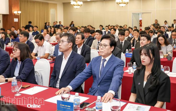 Các nhà đầu tư, doanh nghiệp tham dự hội nghị.