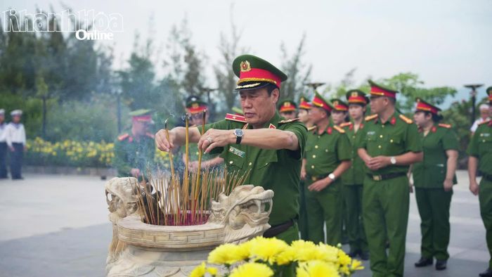 Thiếu tướng Phạm Văn Thân dâng hương.