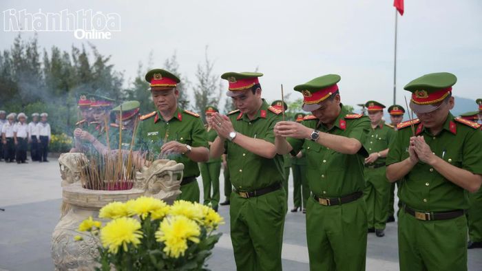 Lãnh đạo các trại giam trong Cụm giao ban Công tác Đảng và công tác quần chúng số 8 dâng hương.
