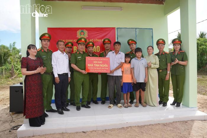 Đoàn công tác bàn giao nhà tình nghĩa cho gia đình ông Nguyễn Văn Dũng.